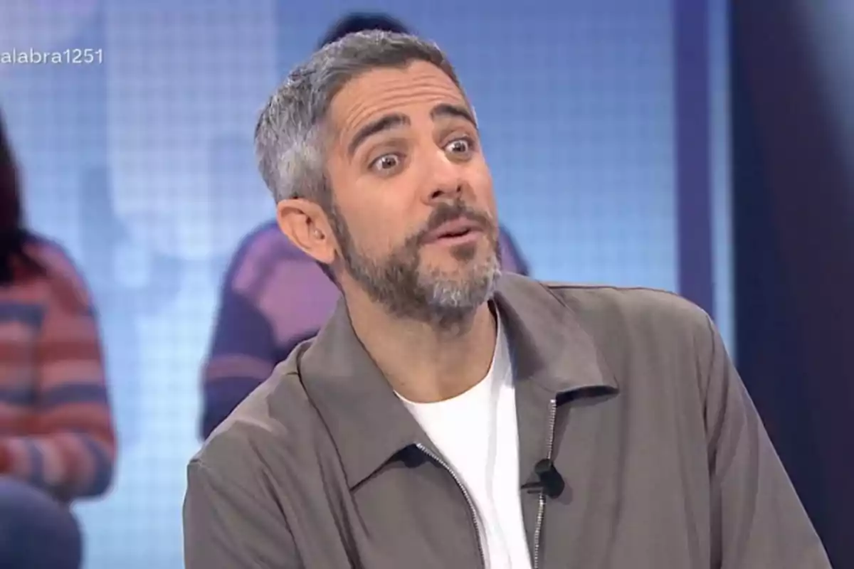 Un home amb barba i cabell canós, amb expressió de sorpresa, en un estudi de televisió.