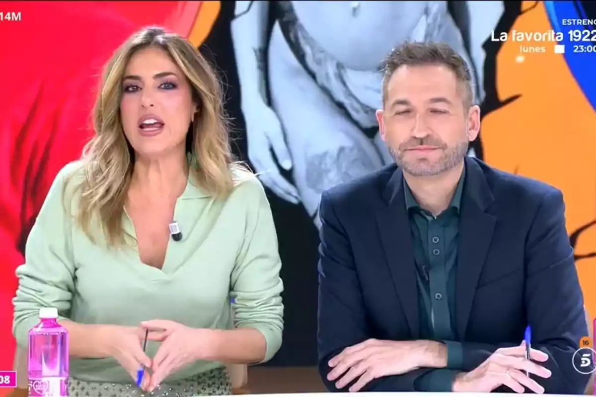 Frank Blanco y Verónica Dulanto están sentados a 'TardeAR', uno de ellos lleva una camisa verde claro y el otro un traje oscuro.