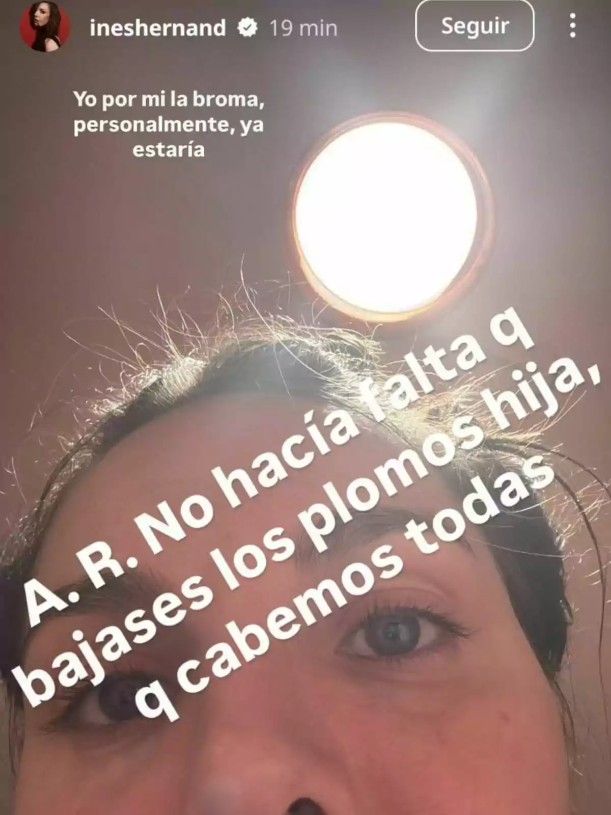 Inés Hernand toma una selfie desde abajo con una luz brillante en el fondo y texto superpuesto que hace referencia a una broma. Inés Hernand toma una selfie desde abajo con una luz brillante en el fondo y texto superpuesto que hace referencia a una broma.