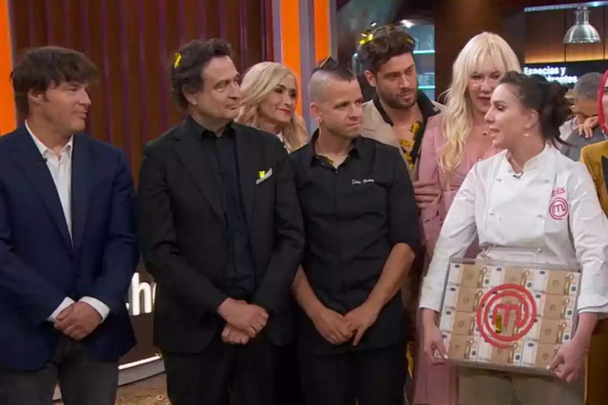 Inés Hernand como ganadora junto a Jordi Cruz, Pepe Rodríguez o Dabiz Muñoz en un set de televisión, una de ellas lleva una caja con el logo de MasterChef. Inés Hernand como ganadora junto a Jordi Cruz, Pepe Rodríguez o Dabiz Muñoz en un set de televisión, una de ellas lleva una caja con el logo de MasterChef.