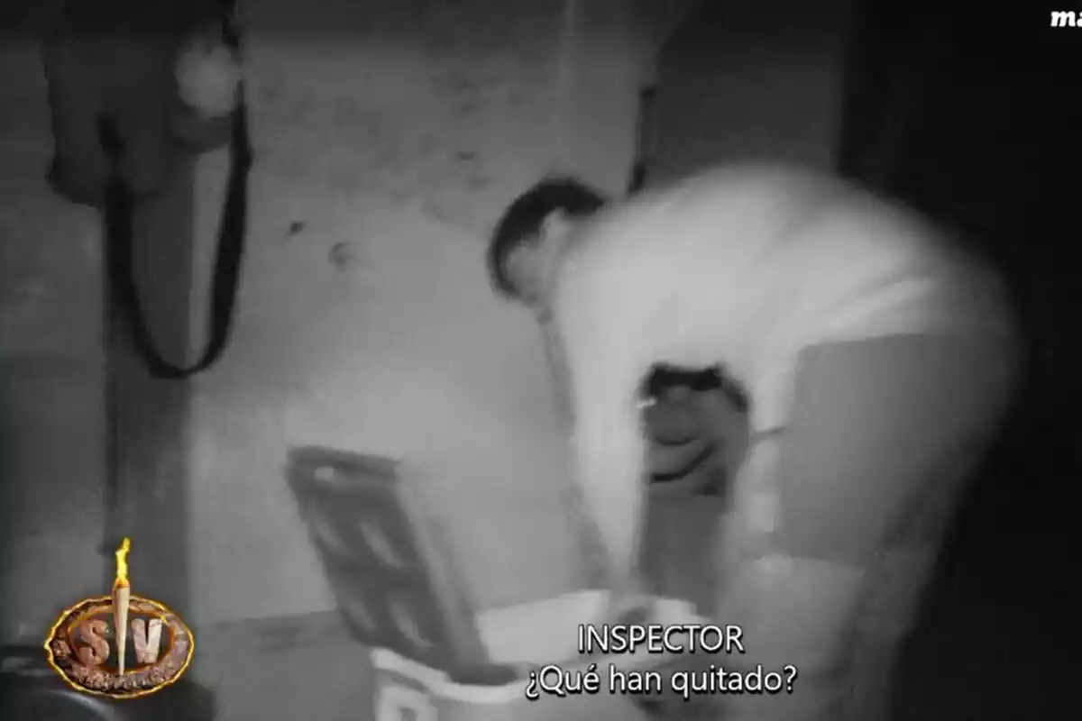 Captura de un inspector de Supervivientes mirando una nevera en la isla Captura de un inspector de Supervivientes mirando una nevera en la isla