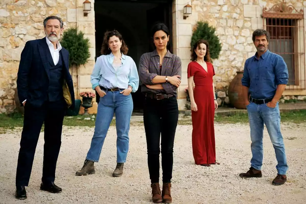 Megan Montaner, Silvia Abascal, Rodolfo Sancho, Ginés García Millán y Clara Garrido posan frente a un edificio de piedra, tres mujeres y dos hombres, todos con expresiones serias y vestimenta casual en Entre Tierras.