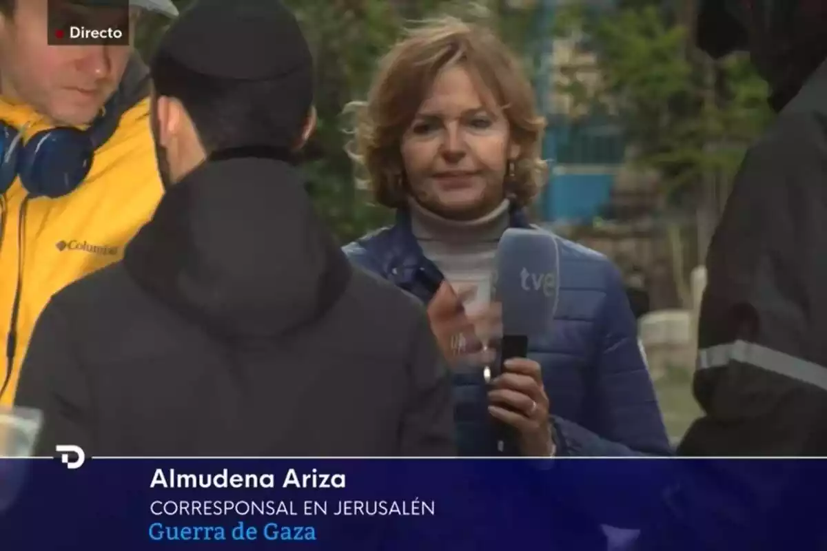 Captura de Almudena Ariza siendo interrumpida en el directo del Telediario en Jerusalem Captura de Almudena Ariza siendo interrumpida en el directo del Telediario en Jerusalem