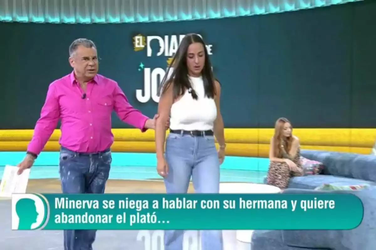 Jorge Javier Vázquez con camisa rosa sostiene el brazo de una mujer con camiseta blanca mientras otra mira de fondo en el plató de El Diario de Jorge Jorge Javier Vázquez con camisa rosa sostiene el brazo de una mujer con camiseta blanca mientras otra mira de fondo en el plató de El Diario de Jorge