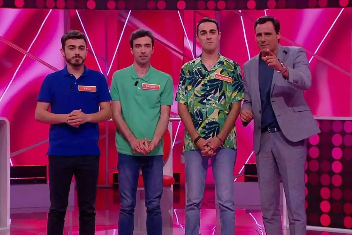 Ion Aramendi junto a Mozos de Arousa en Reacción en cadena Ion Aramendi junto a Mozos de Arousa en Reacción en cadena