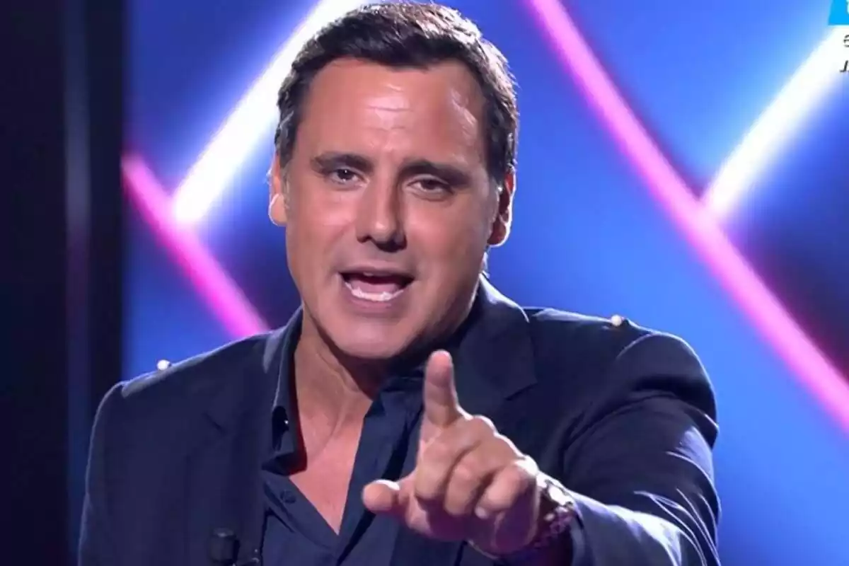 Ion Aramendi señalando a cámara durante el primer debate de GH VIP en Telecinco