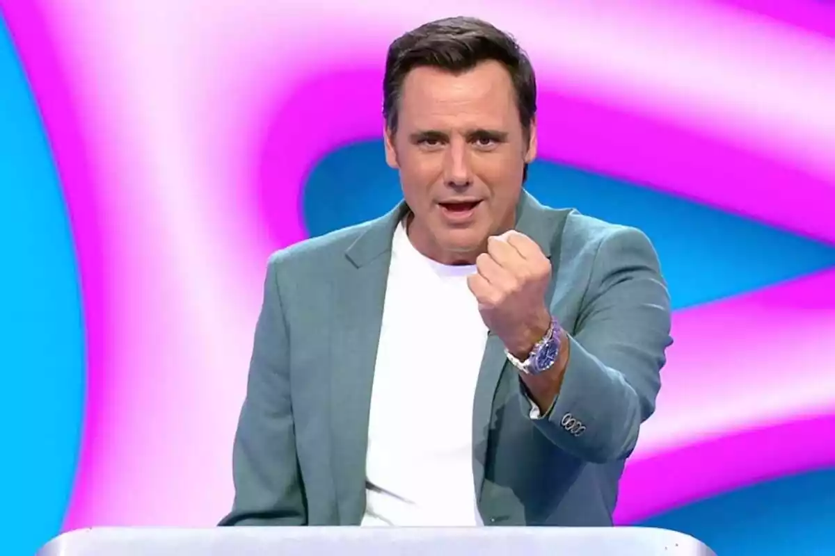 Ion Aramendi en el programa 99 de Reacción en Cadena en Telecinco Ion Aramendi en el programa 99 de Reacción en Cadena en Telecinco