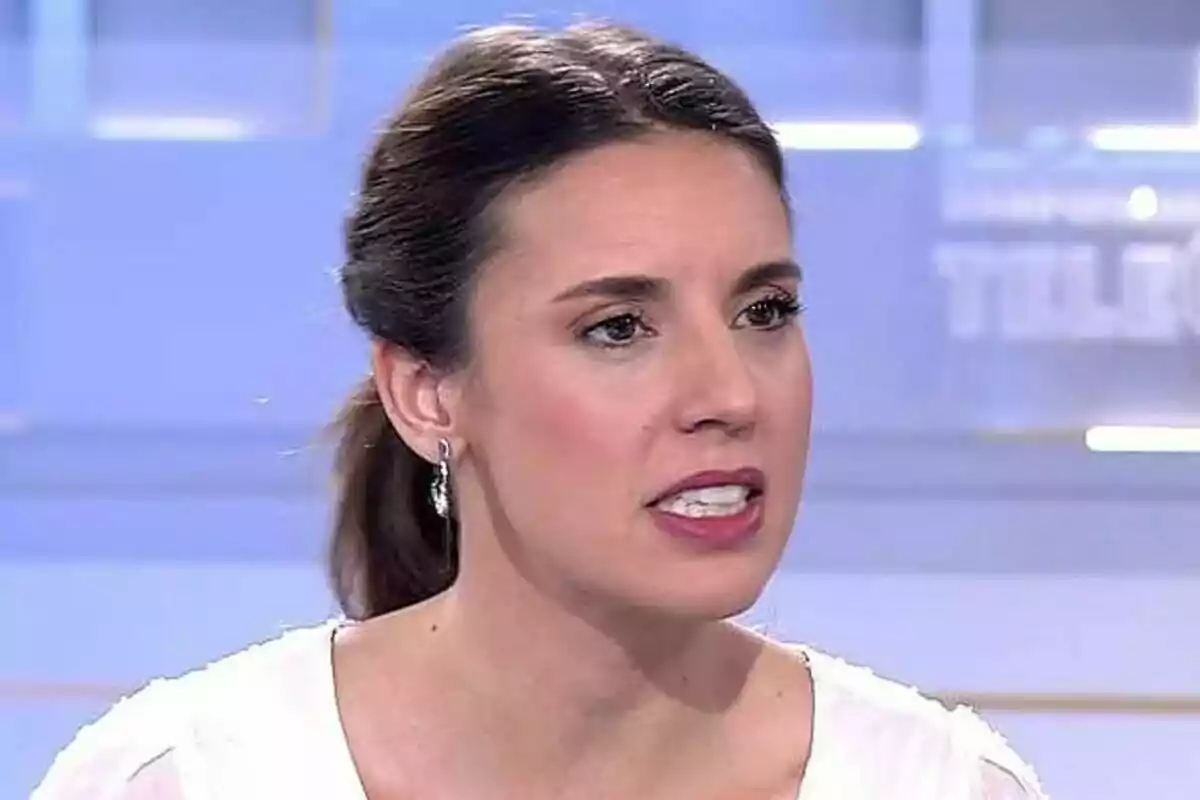 Irene Montero hablando en el plató de Informativos Telecinco con fondo azul. Irene Montero hablando en el plató de Informativos Telecinco con fondo azul.