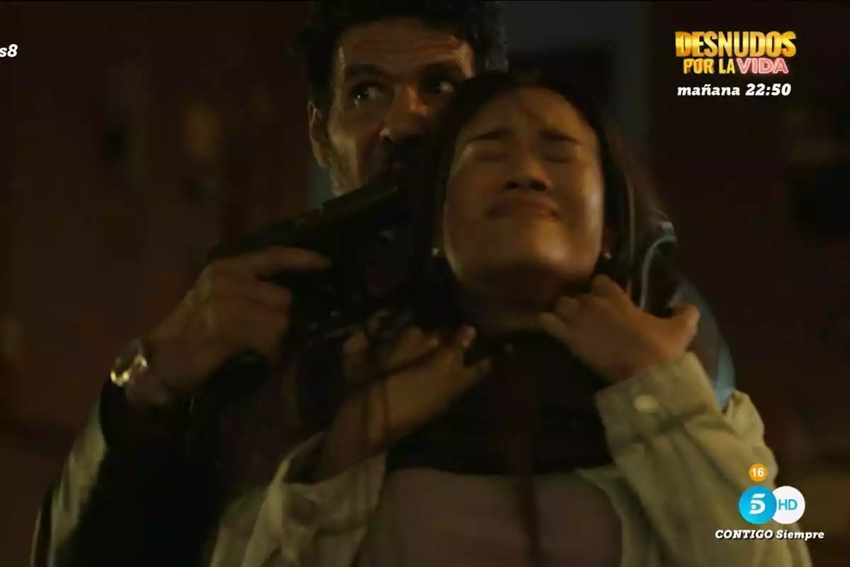 Captura d'Óscar Higares agafant del coll amb una pistola Nona Sobo al final d'Entrevies Captura d'Óscar Higares agafant del coll amb una pistola Nona Sobo al final d'Entrevies