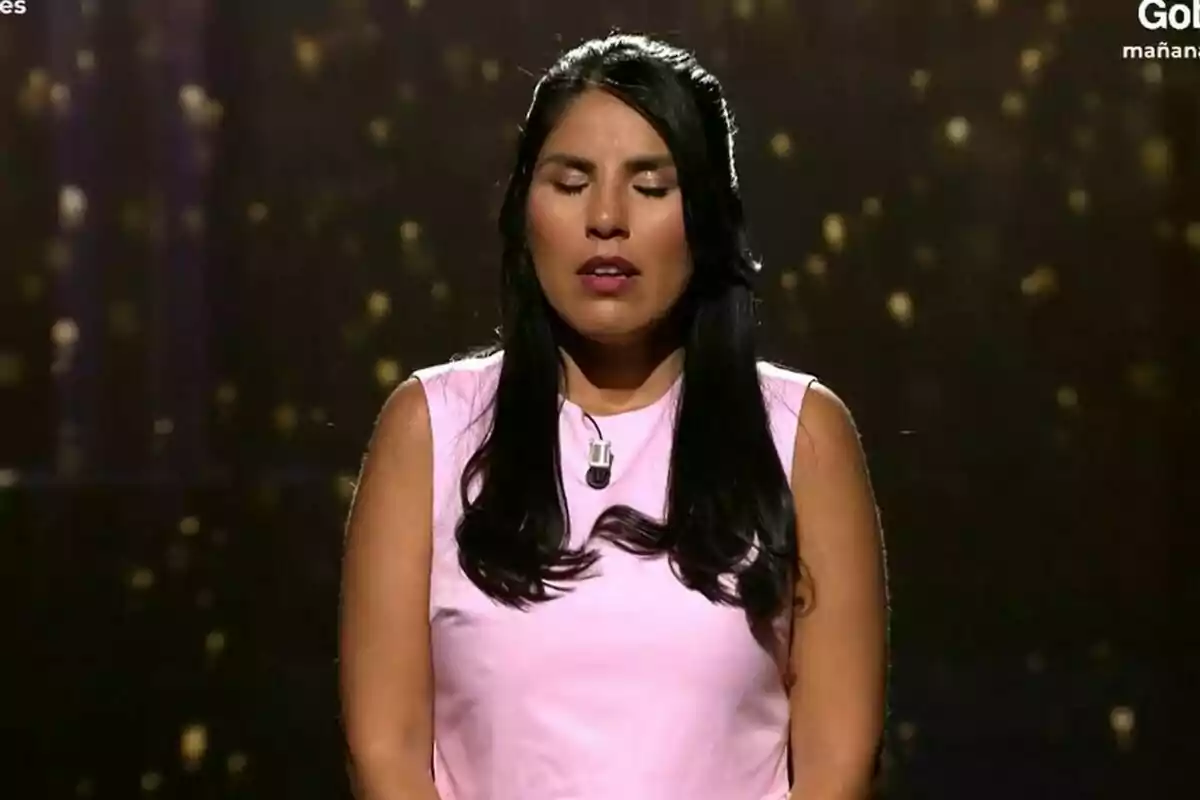 Isa Pantoja con vestido rosa y cabello largo oscuro con los ojos cerrados en el plató de De Viernes. Isa Pantoja con vestido rosa y cabello largo oscuro con los ojos cerrados en el plató de De Viernes.