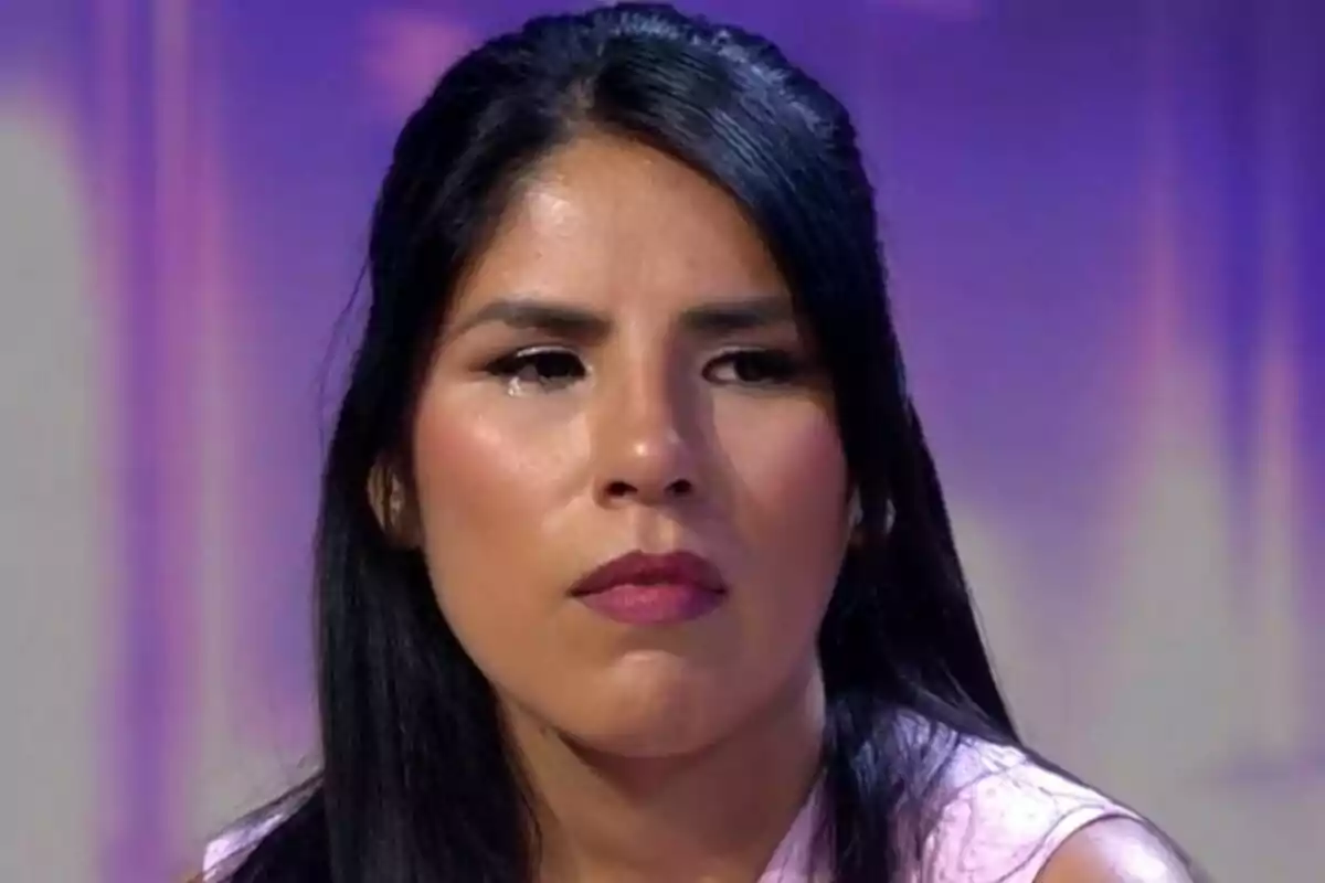 Isa Pantoja con expresión seria y fondo difuminado en De Viernes. Isa Pantoja con expresión seria y fondo difuminado en De Viernes.