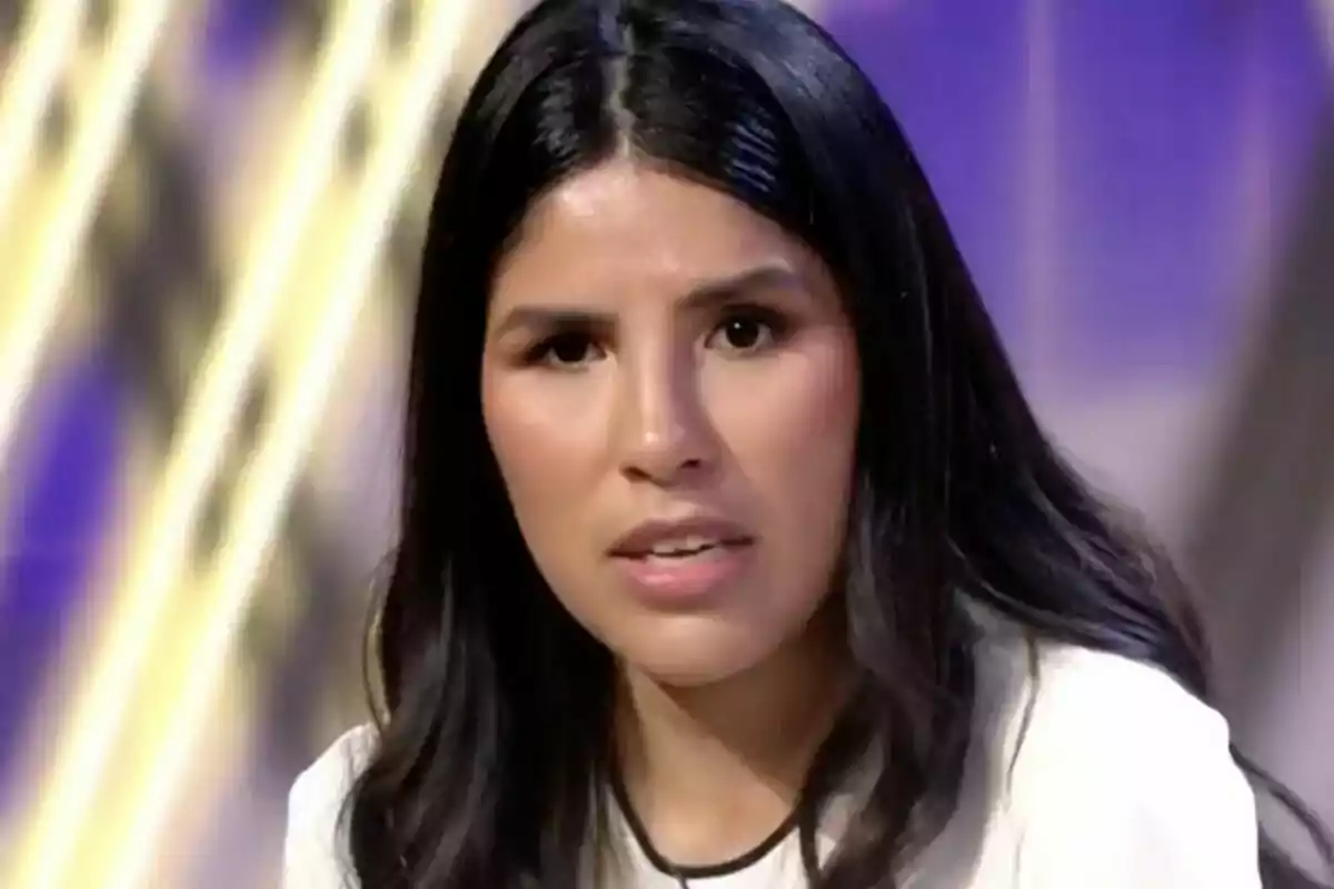 Isa Pantoja de cabello oscuro con expresión seria en un entorno iluminado en De Viernes. Isa Pantoja de cabello oscuro con expresión seria en un entorno iluminado en De Viernes.