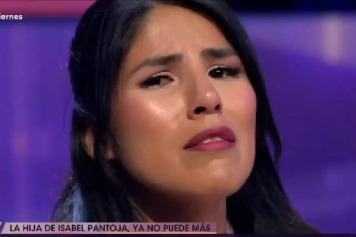 Isa Pantoja amb expressió emocional a De Divendres amb fons morat. Isa Pantoja amb expressió emocional a De Divendres amb fons morat.