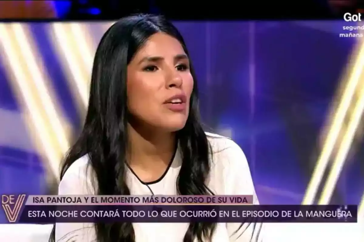 Isa Pantoja de cabello oscuro hablando en De Viernes con gráficos en pantalla que anuncian un tema personal importante. Isa Pantoja de cabello oscuro hablando en De Viernes con gráficos en pantalla que anuncian un tema personal importante.