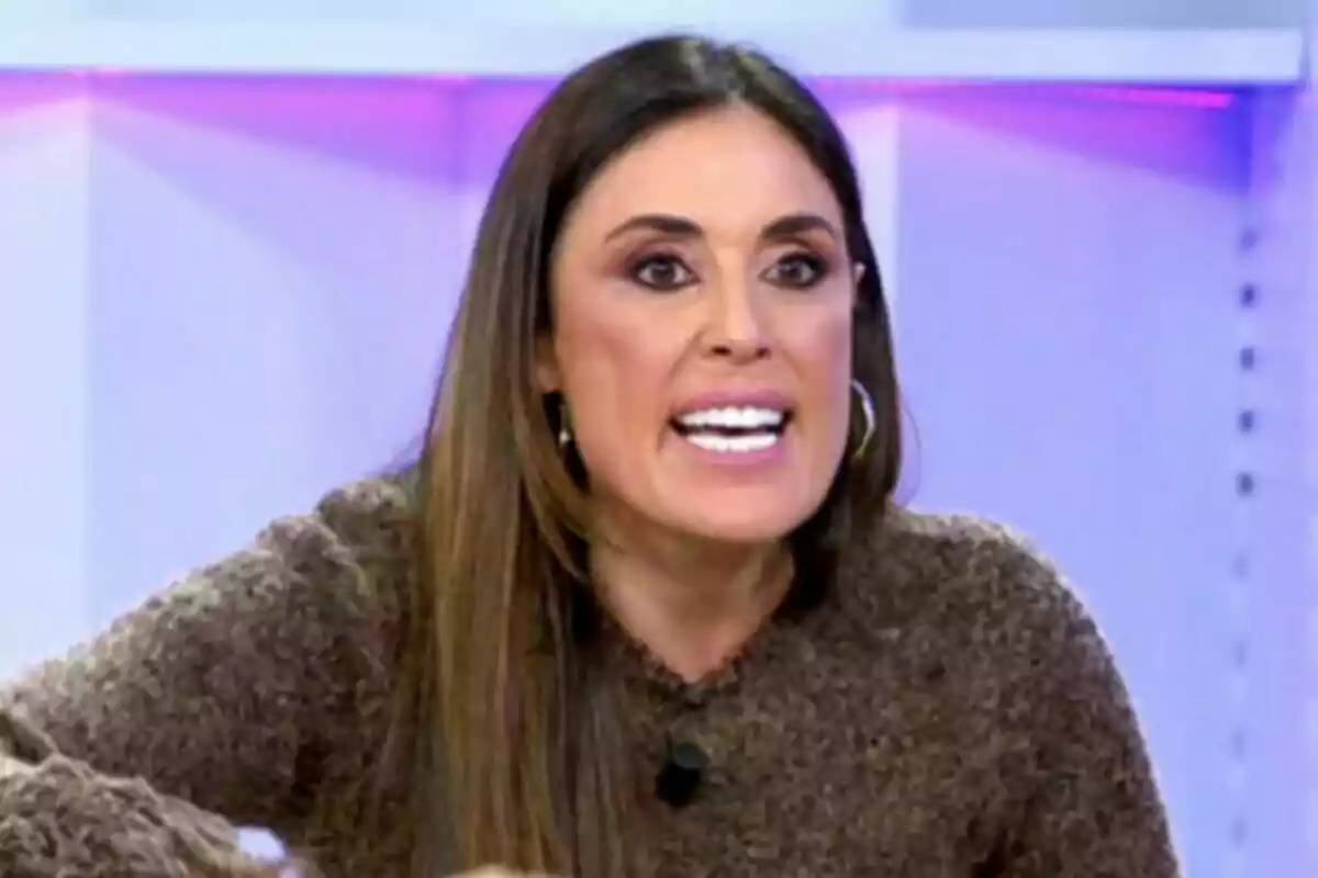 Isabel Rábago con cabello largo y oscuro está hablando en un entorno iluminado con luces de color púrpura en el fondo. Isabel Rábago con cabello largo y oscuro está hablando en un entorno iluminado con luces de color púrpura en el fondo.