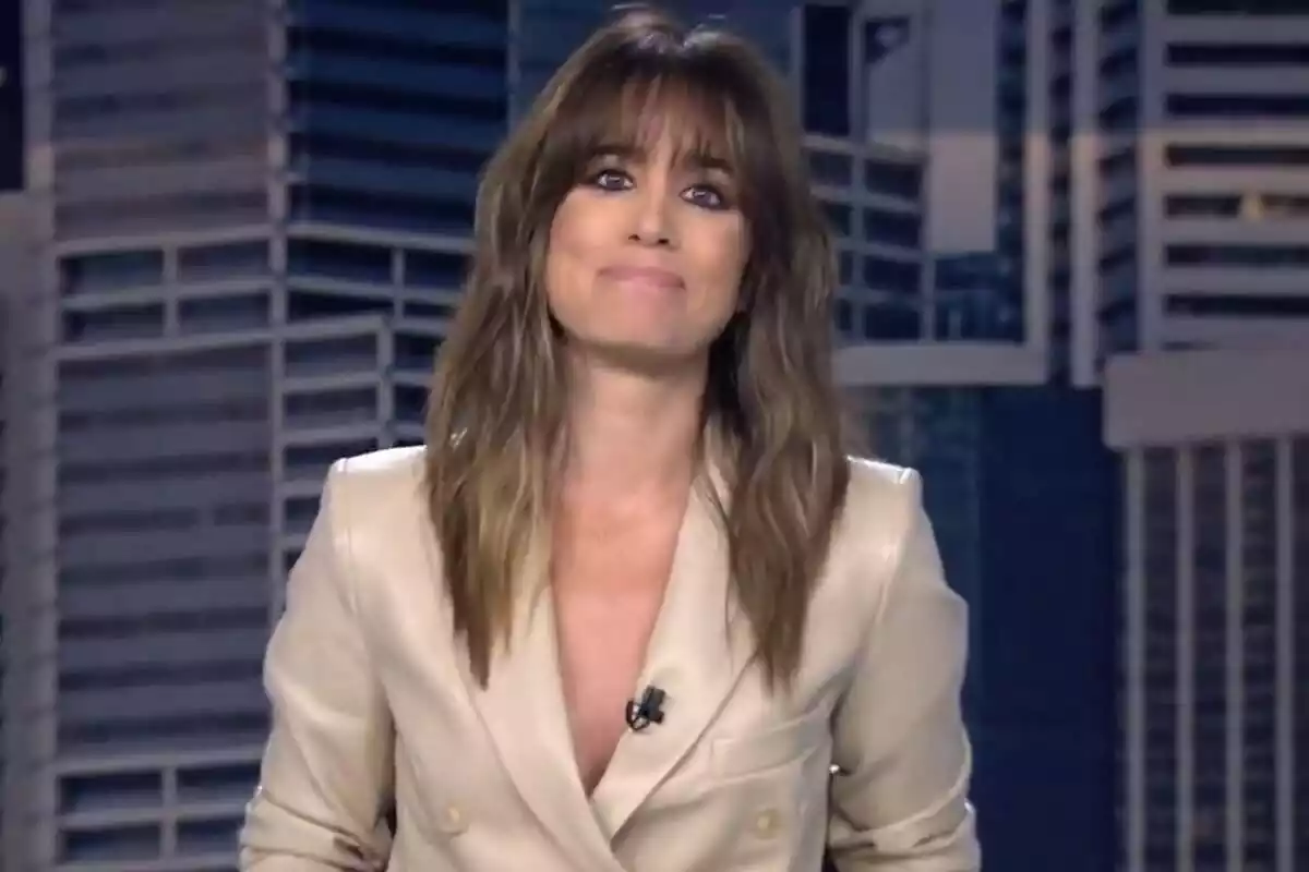 Captura de Isabel Jiménez durante el cierre del plató de Informativos Telecinco Captura de Isabel Jiménez durante el cierre del plató de Informativos Telecinco