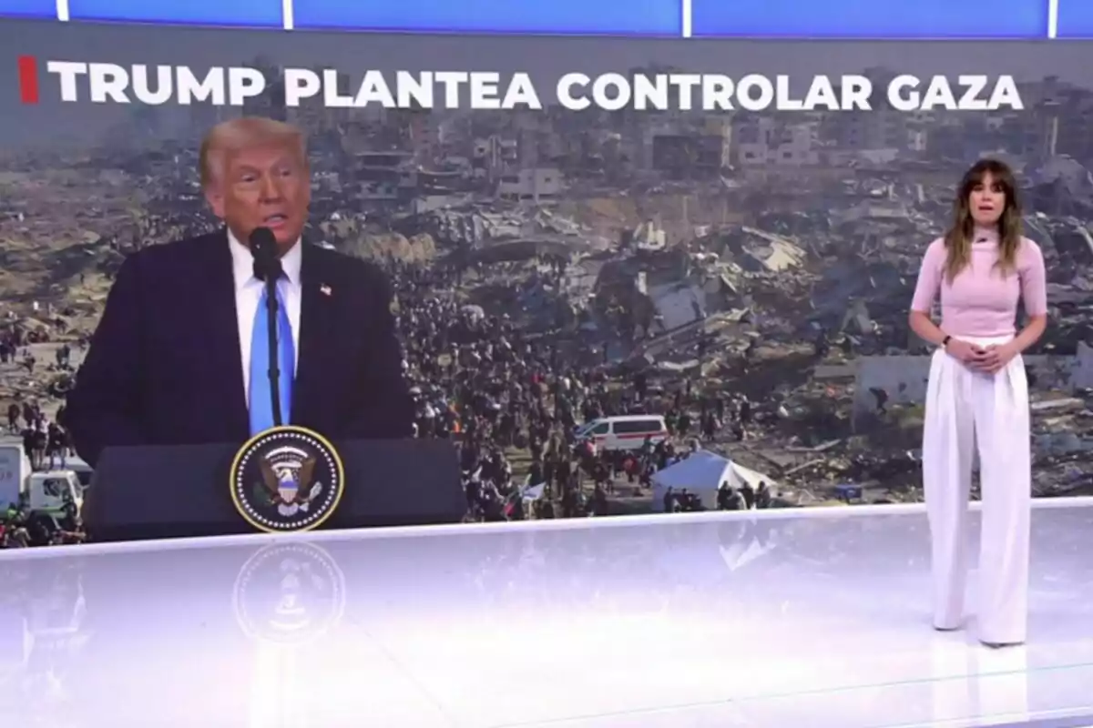 Donald Trump en un podio con el sello presidencial habla frente a una pantalla que muestra un paisaje devastado y el texto Donald Trump en un podio con el sello presidencial habla frente a una pantalla que muestra un paisaje devastado y el texto