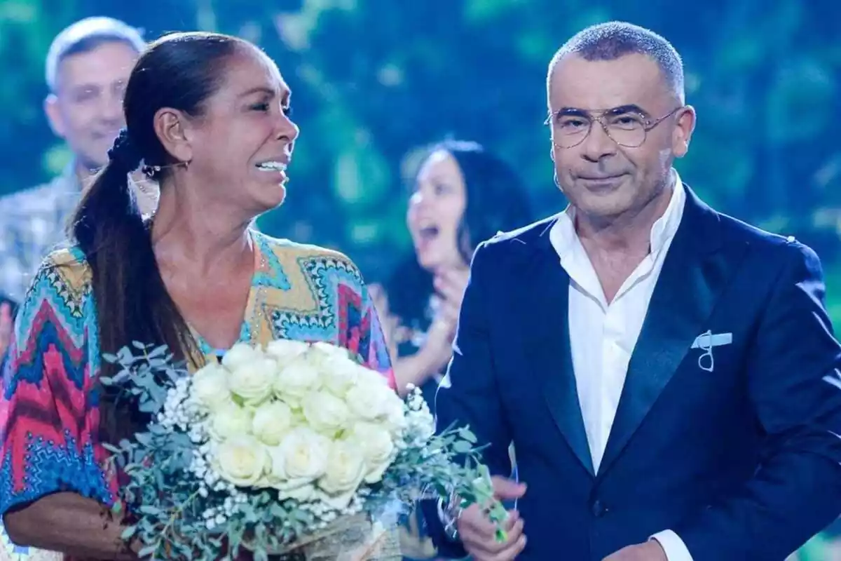 Fotografía de Jorge Javier Vázquez con Isabel Pantoja sujetando un ramo de flores en el plató de Supervivientes Fotografía de Jorge Javier Vázquez con Isabel Pantoja sujetando un ramo de flores en el plató de Supervivientes
