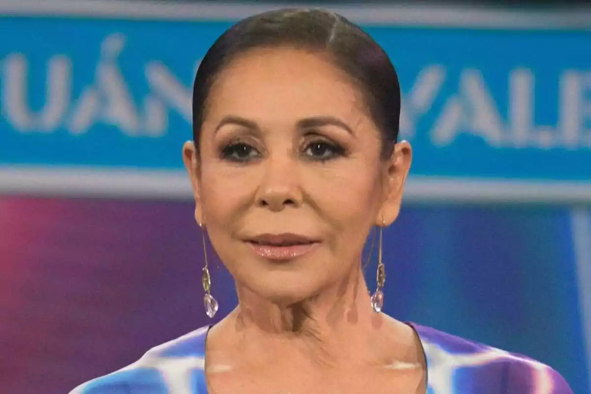 Primer plano de Isabel Pantoja en la presentación de 'Top Star ¿Cuánto vale tu voz?' Primer plano de Isabel Pantoja en la presentación de 'Top Star ¿Cuánto vale tu voz?'