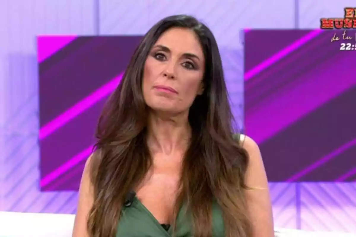 Isabel Rábago en el plató de 'Vamos a ver' con el rostro serio mirando a cámara Isabel Rábago en el plató de 'Vamos a ver' con el rostro serio mirando a cámara