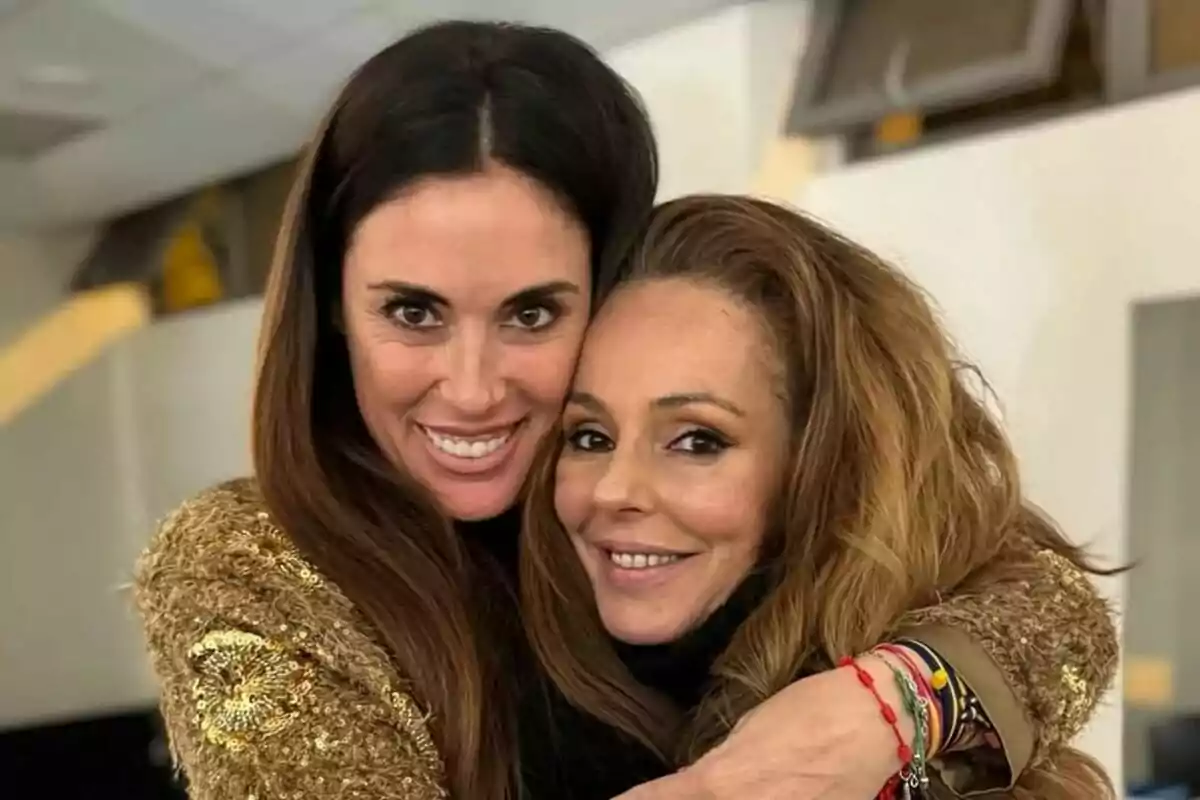 Isabel Rábago y Rocio Carrasco abrazándose y sonriendo en un ambiente interior. Isabel Rábago y Rocio Carrasco abrazándose y sonriendo en un ambiente interior.