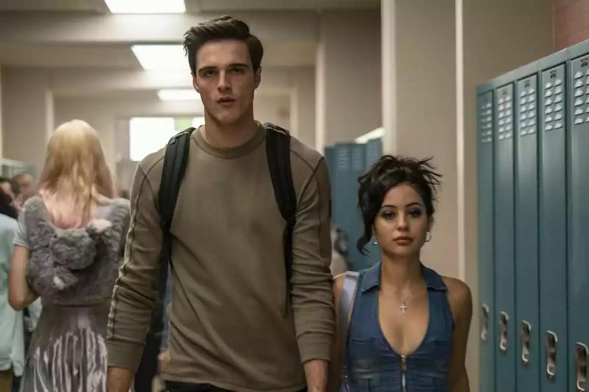 Fotografía de Jacob Elordi y Alexa Demie caminando por un pasillo de una escuela con casilleros azules a los lados en Euphoria Fotografía de Jacob Elordi y Alexa Demie caminando por un pasillo de una escuela con casilleros azules a los lados en Euphoria