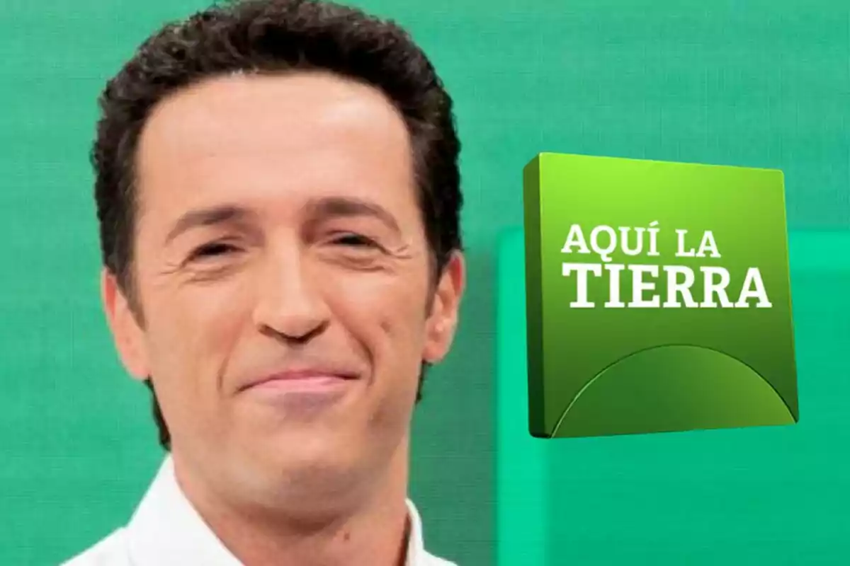 Jacob Petrus somrient amb cabell fosc i una caixa verda amb el text "Aquí la Terra" sobre un fons verd.