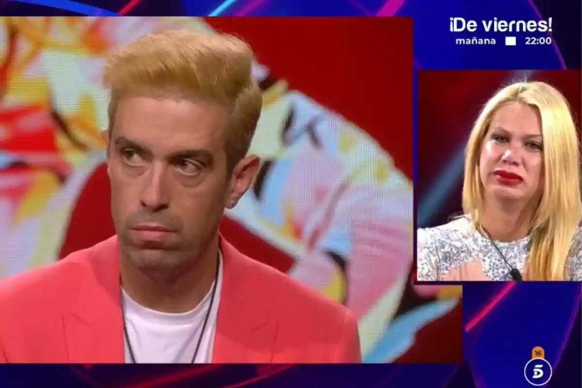 Javier con cabello rubio y chaqueta rosa aparece en la casa de Gran Hermano mientras Vanessa rubia llora desde el plató en un recuadro pequeño en la esquina superior derecha. Javier con cabello rubio y chaqueta rosa aparece en la casa de Gran Hermano mientras Vanessa rubia llora desde el plató en un recuadro pequeño en la esquina superior derecha.