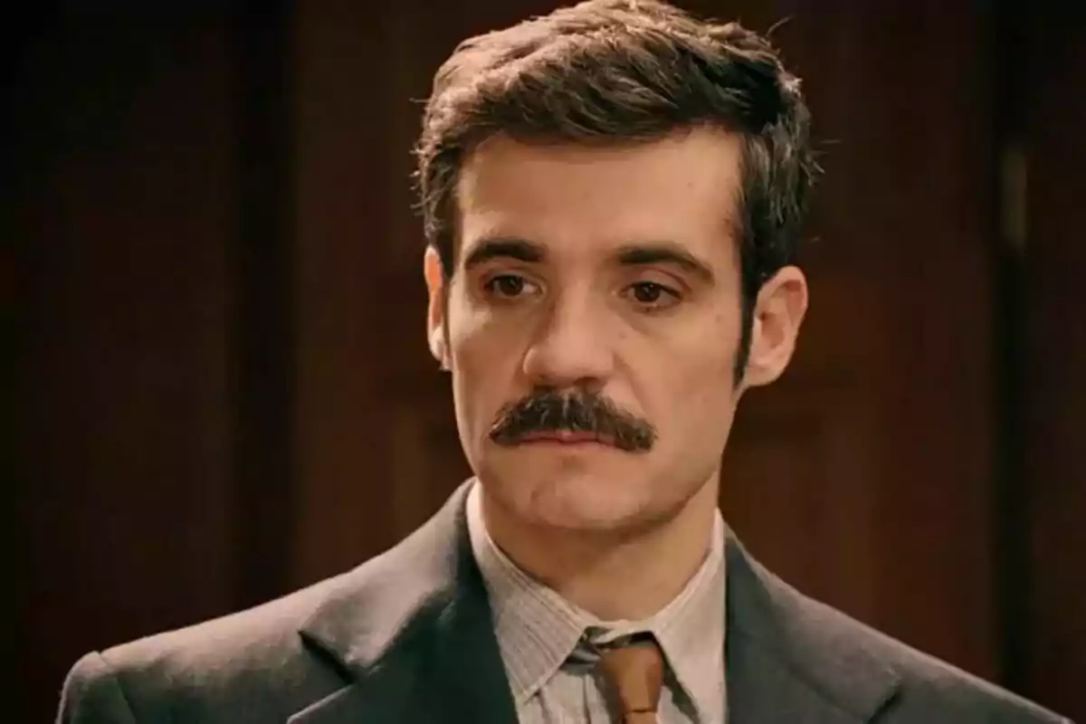 Plano corto del actor Javier Beltrán con bigote y traje mira pensativo hacia adelante. Plano corto del actor Javier Beltrán con bigote y traje mira pensativo hacia adelante.