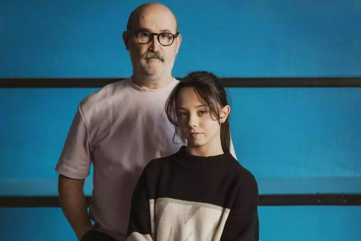 Javier Cámara con gafas y Carla Quílez posan juntos frente a un fondo azul en el final del rodaje de 'Yakarta'. Javier Cámara con gafas y Carla Quílez posan juntos frente a un fondo azul en el final del rodaje de 'Yakarta'.