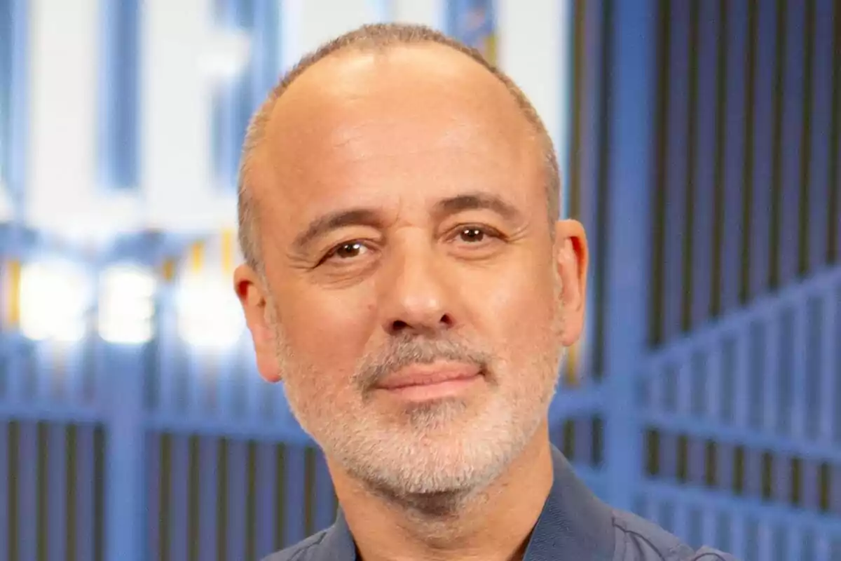 Primer pla de Javier Gutiérrez amb expressió neutral i fons blau en el rodatge de La Agencia.