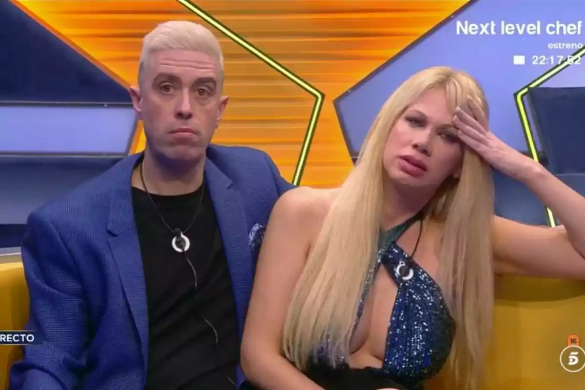 Javier Mouzo i Vanessa Bouza assegudes al confessionari de GH DÚO amb expressions serioses, una amb la mà al front.