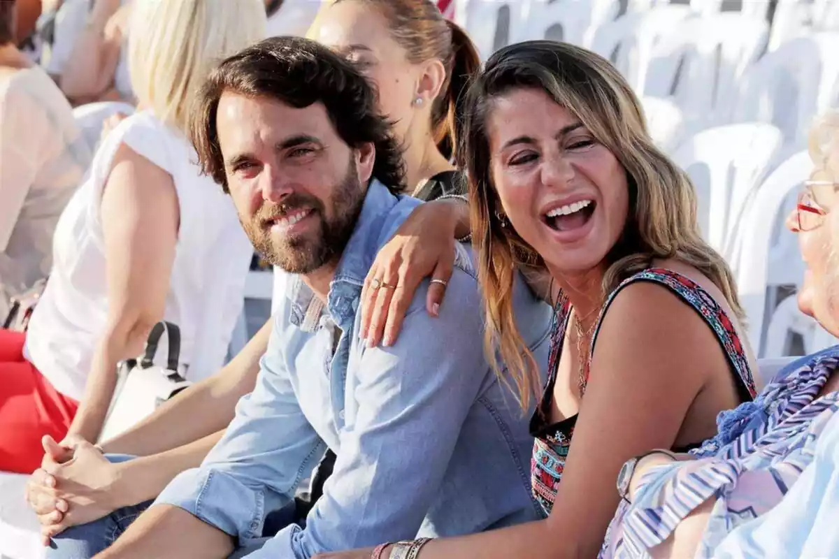 Javier Ungría y Elena Tablando riendo sentados en unas sillas blancas Javier Ungría y Elena Tablando riendo sentados en unas sillas blancas