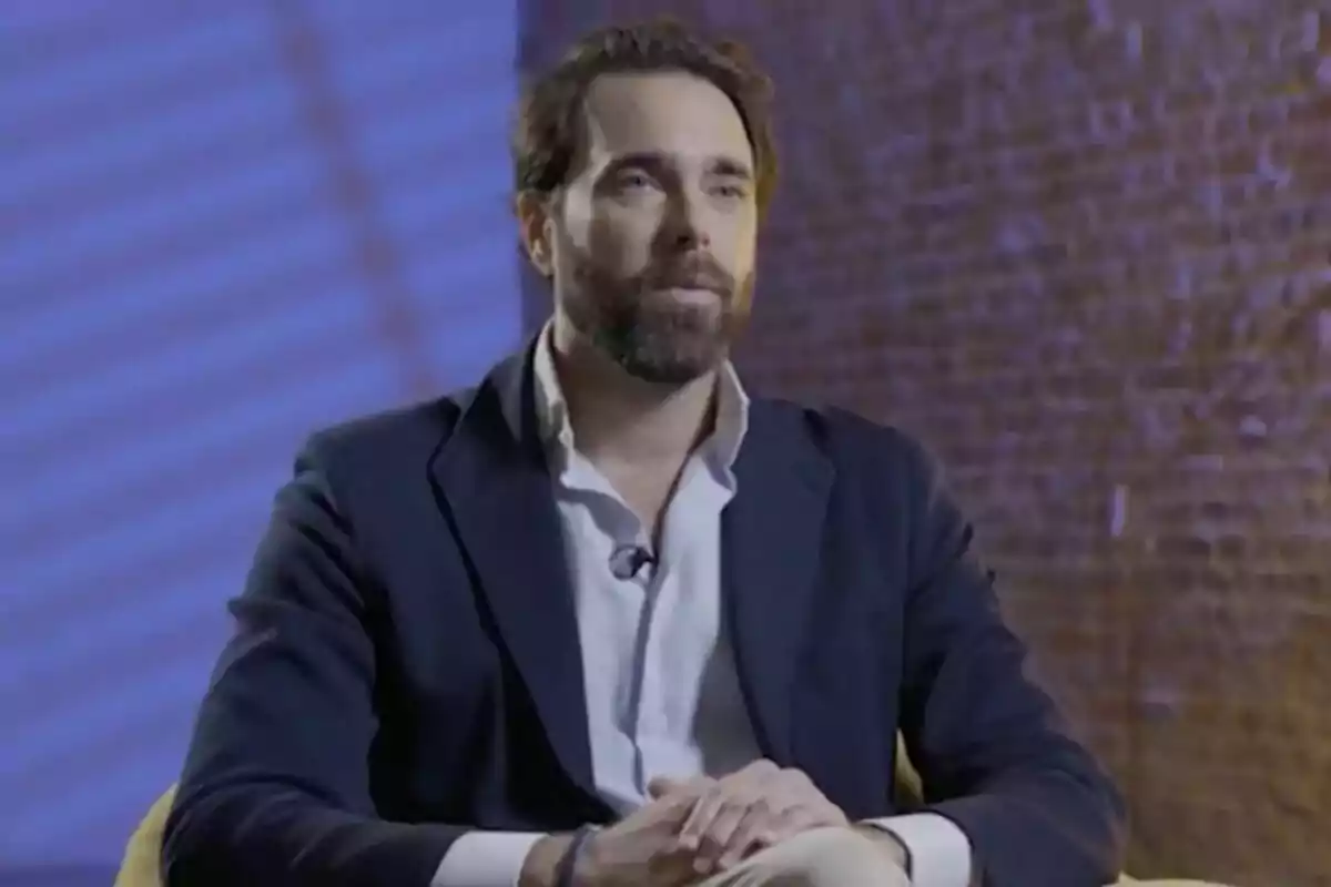 Javier Ungría con barba y cabello oscuro lleva un traje oscuro y camisa clara mientras está sentado frente a un fondo de ladrillos en una entrevista en De Viernes. Javier Ungría con barba y cabello oscuro lleva un traje oscuro y camisa clara mientras está sentado frente a un fondo de ladrillos en una entrevista en De Viernes.