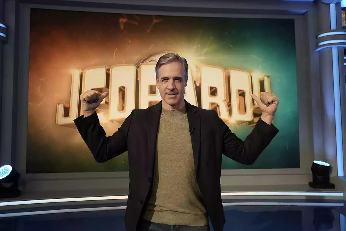 Fotografía de Paco de Benito como presentador de Jeopardy en La 1