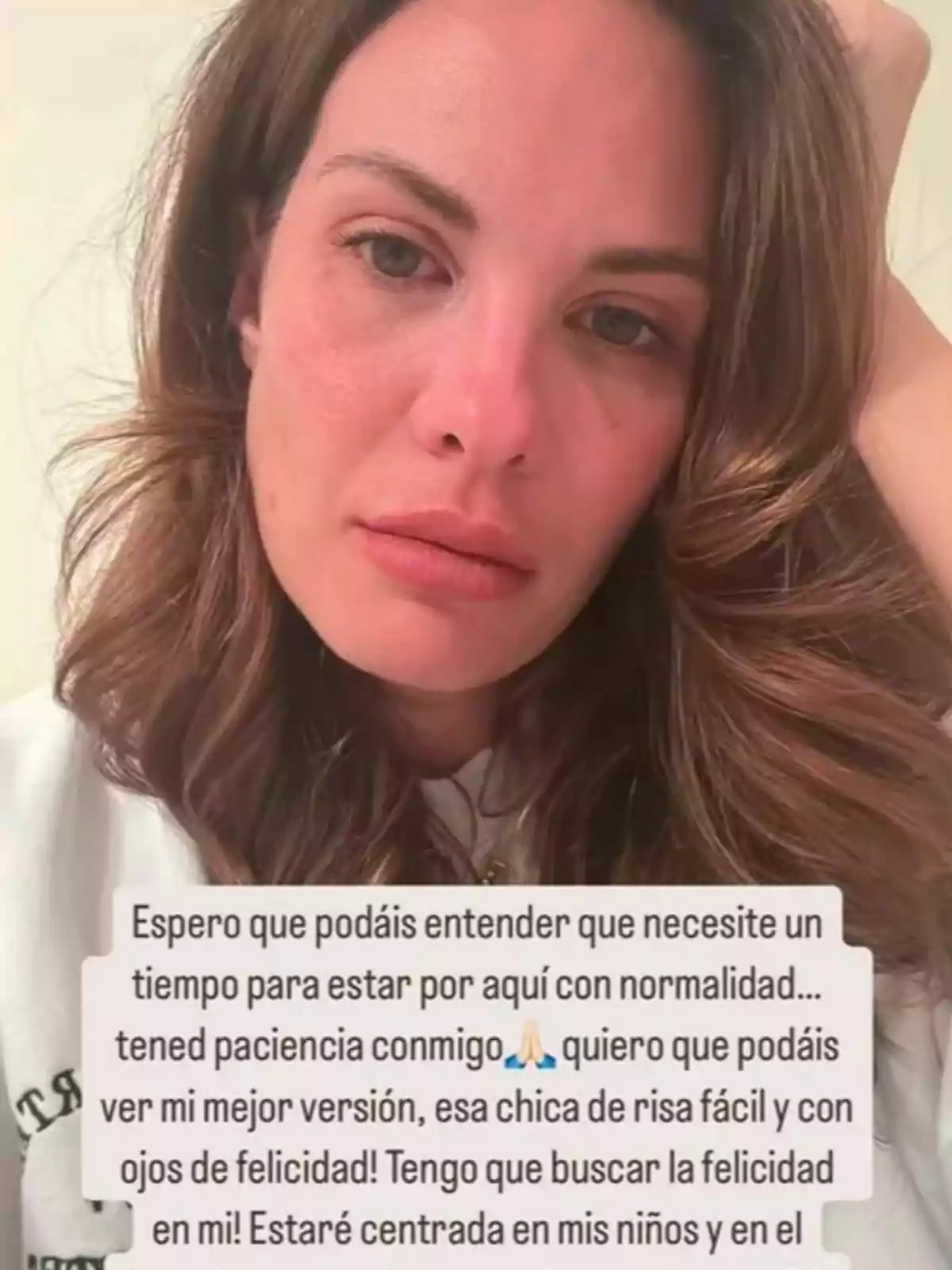 Jessica Bueno con expresión seria y un mensaje sobre la necesidad de tiempo para encontrar la felicidad y centrarse en su familia. Jessica Bueno con expresión seria y un mensaje sobre la necesidad de tiempo para encontrar la felicidad y centrarse en su familia.