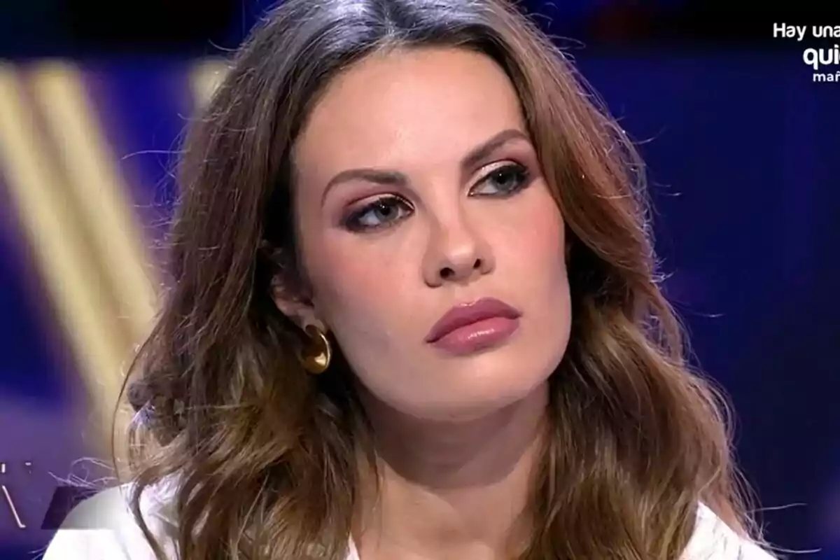 Jessica Bueno con cabello castaño y maquillaje elegante mira hacia adelante en un entorno de estudio iluminado en De Viernes. Jessica Bueno con cabello castaño y maquillaje elegante mira hacia adelante en un entorno de estudio iluminado en De Viernes.
