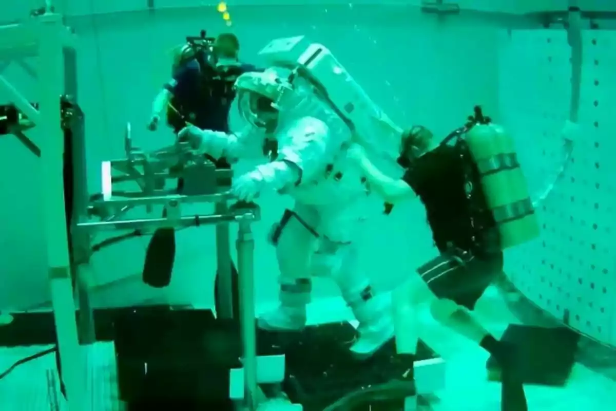 Jesús Calleja en un traje espacial realiza un entrenamiento bajo el agua asistido por buzos en una piscina de simulación. Jesús Calleja en un traje espacial realiza un entrenamiento bajo el agua asistido por buzos en una piscina de simulación.