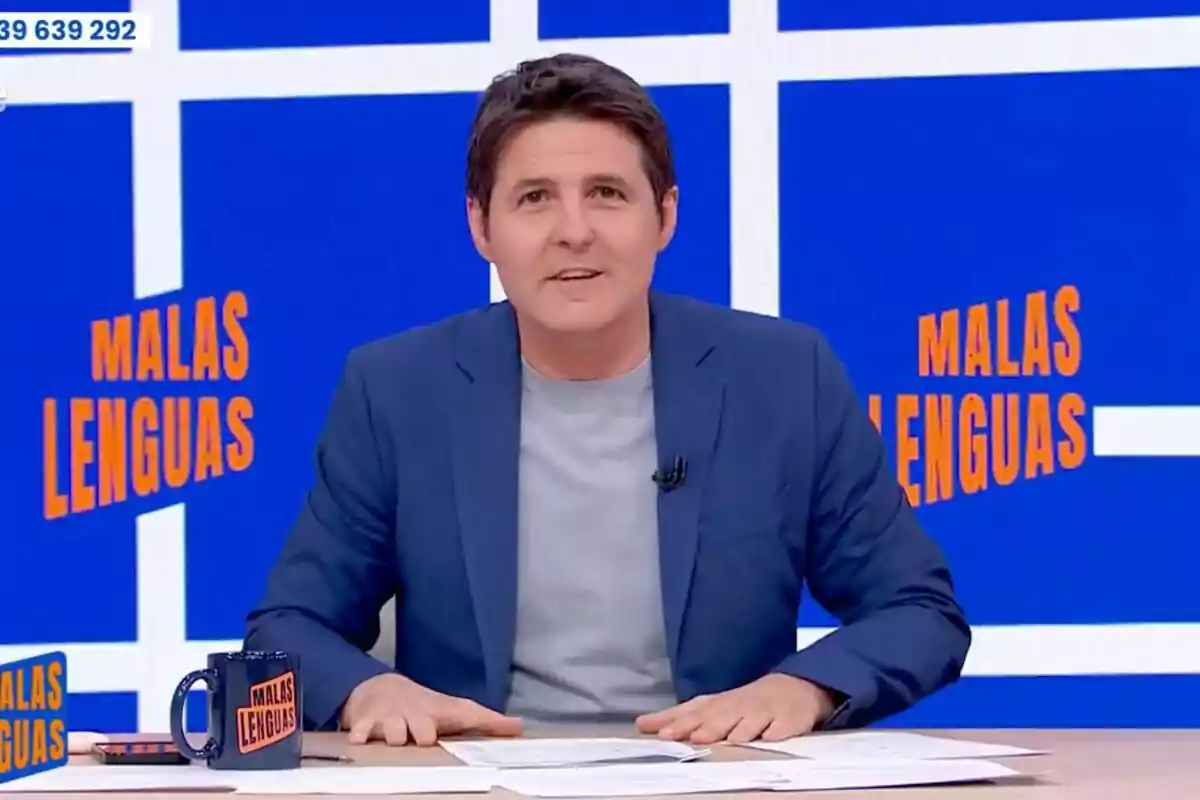Jesús Cintora està assegut en un estudi amb un fons blau que té el text Jesús Cintora està assegut en un estudi amb un fons blau que té el text