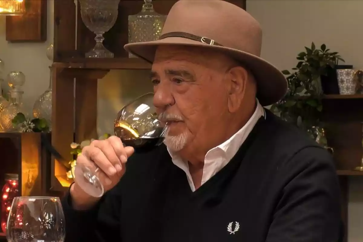 Captura de Jesús, un soltero machista que bebe una copa de vino en First Dates en Cuatro Captura de Jesús, un soltero machista que bebe una copa de vino en First Dates en Cuatro