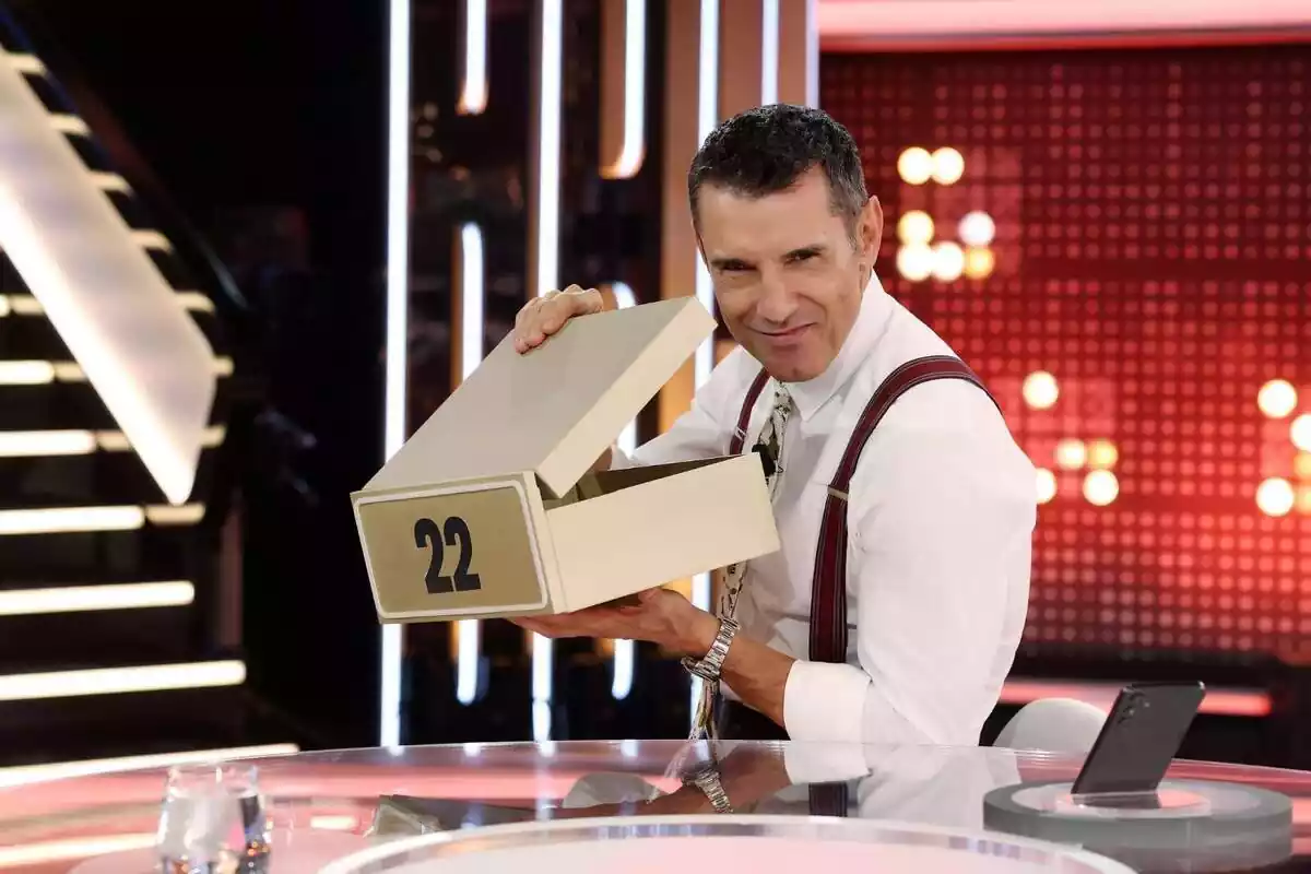 Jesús Vázquez mirando a cámara y sujetando una caja de Allá Tú en Telecinco Jesús Vázquez mirando a cámara y sujetando una caja de Allá Tú en Telecinco