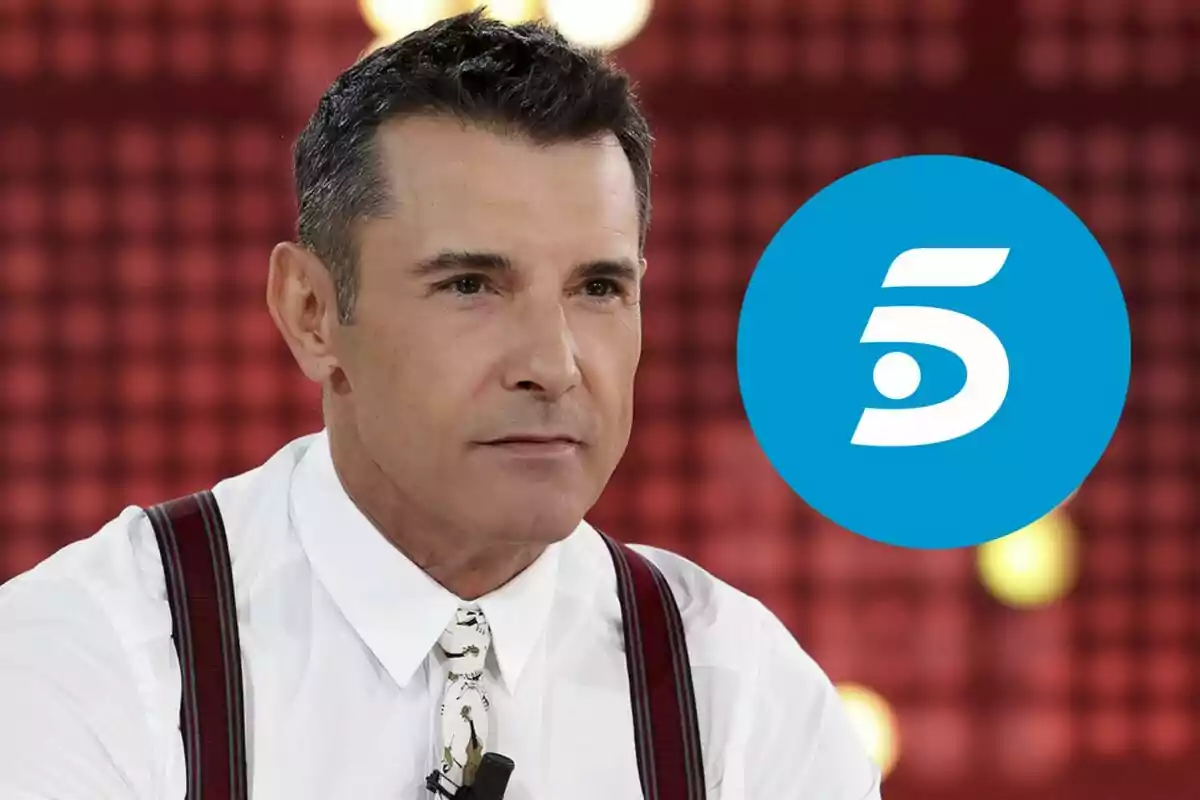 Jesús Vázquez con camisa blanca y tirantes frente a un fondo rojo con el logo de Telecinco.