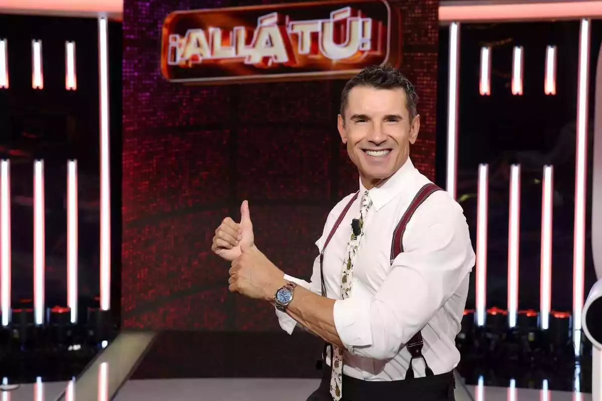 Jesús Vázquez assenyalant el cartell d'Allà Tu a Telecinco Jesús Vázquez assenyalant el cartell d'Allà Tu a Telecinco