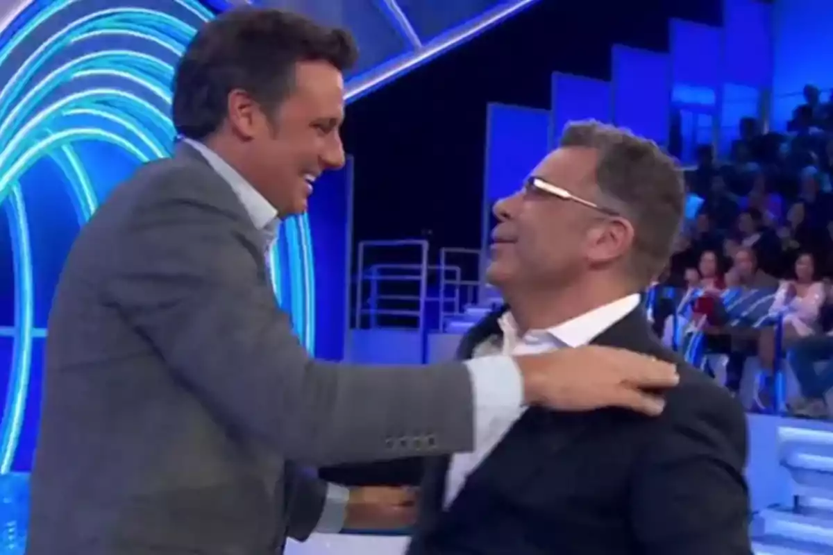 Reencuentro entre Jorge Javier Vázquez e Ion Aramendi en 'Hay una cosa que te quiero decir' Reencuentro entre Jorge Javier Vázquez e Ion Aramendi en 'Hay una cosa que te quiero decir'