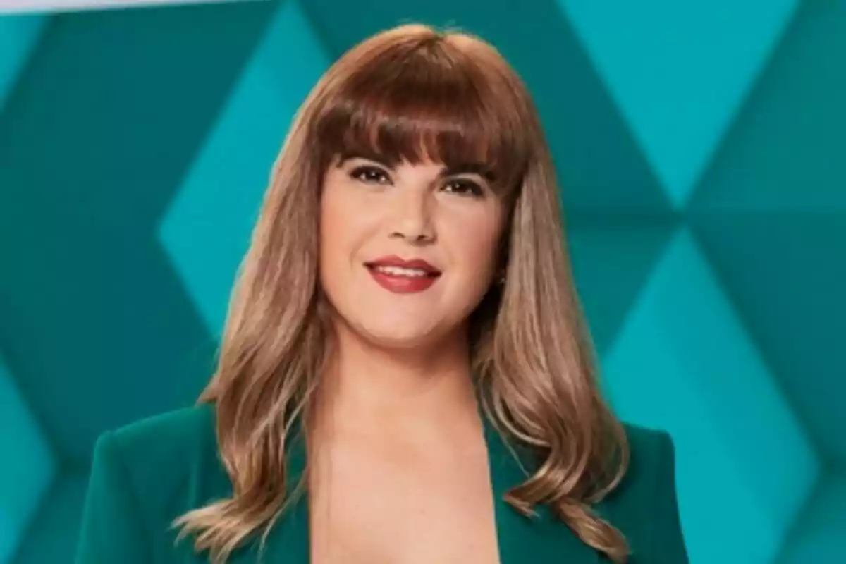 Joanna Ivars con cabello castaño y flequillo sonríe frente a un fondo geométrico verde de laSexta.