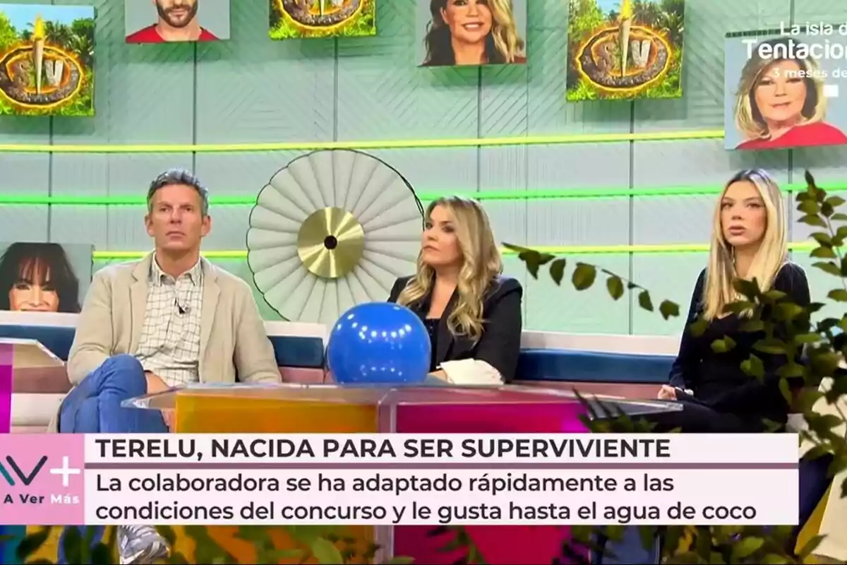 Un grupo de personas formado por Joaquín Prat, Alejandra Rubio y Giovanna González está sentado en Vamos a ver, con decoraciones coloridas y pantallas en el fondo. Un grupo de personas formado por Joaquín Prat, Alejandra Rubio y Giovanna González está sentado en Vamos a ver, con decoraciones coloridas y pantallas en el fondo.