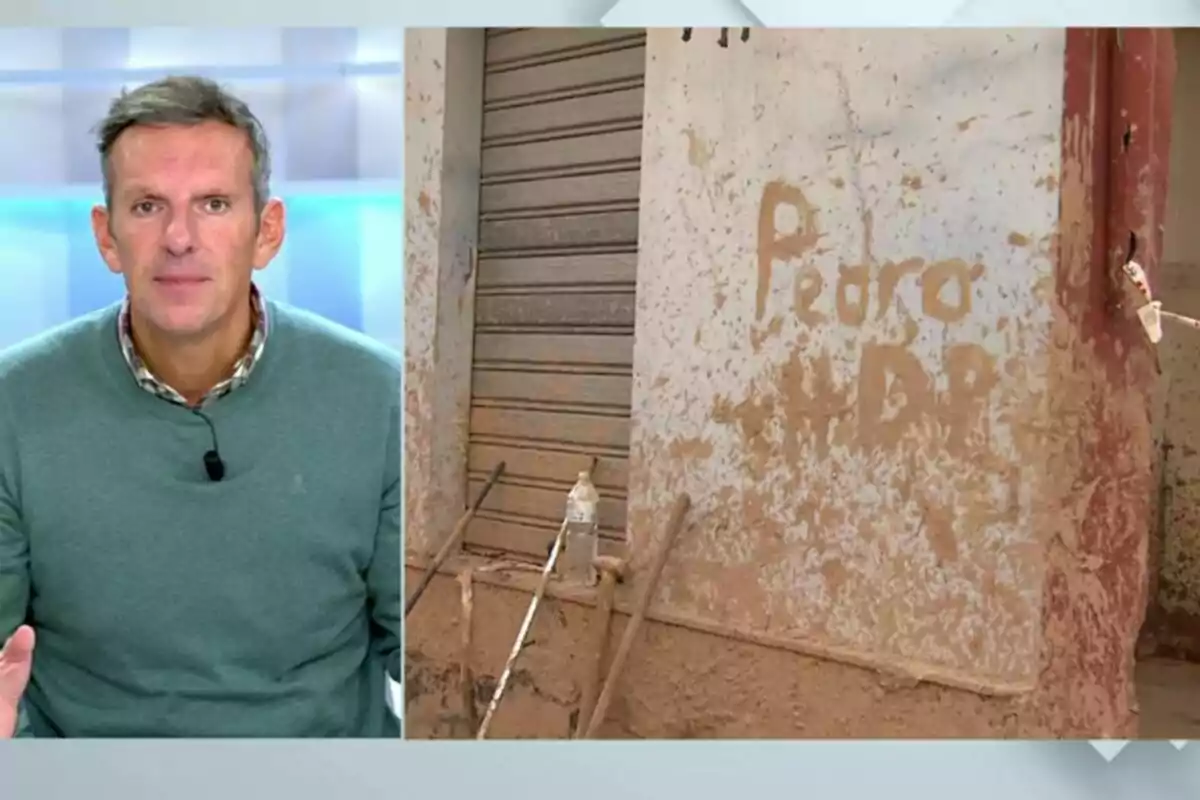 Joaquín Prat con suéter verde aparece en Vamos a ver junto a una imagen de una pared con un mensaje escrito en barro sobre Pedro Sánchez. Joaquín Prat con suéter verde aparece en Vamos a ver junto a una imagen de una pared con un mensaje escrito en barro sobre Pedro Sánchez.