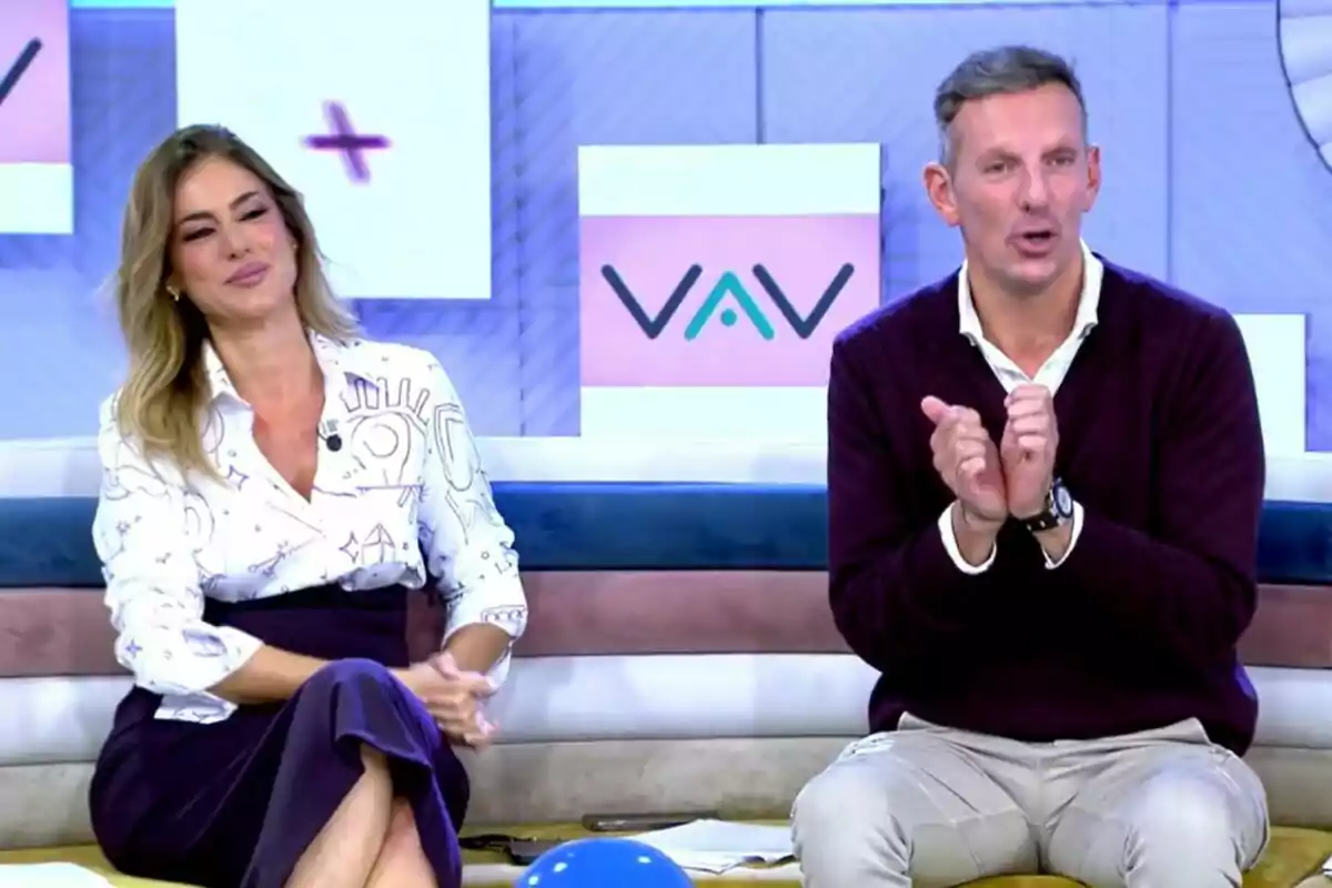 Verónica Dulanto y Joaquín Prat sentados en el plató de Vamos a ver con fondo de logotipos y colores claros. Verónica Dulanto y Joaquín Prat sentados en el plató de Vamos a ver con fondo de logotipos y colores claros.