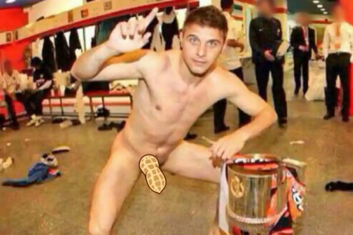 Joaquín Sánchez junto a una copa de fútbol completamente desnudo con un cacahuete tapándole sus partes. Joaquín Sánchez junto a una copa de fútbol completamente desnudo con un cacahuete tapándole sus partes.