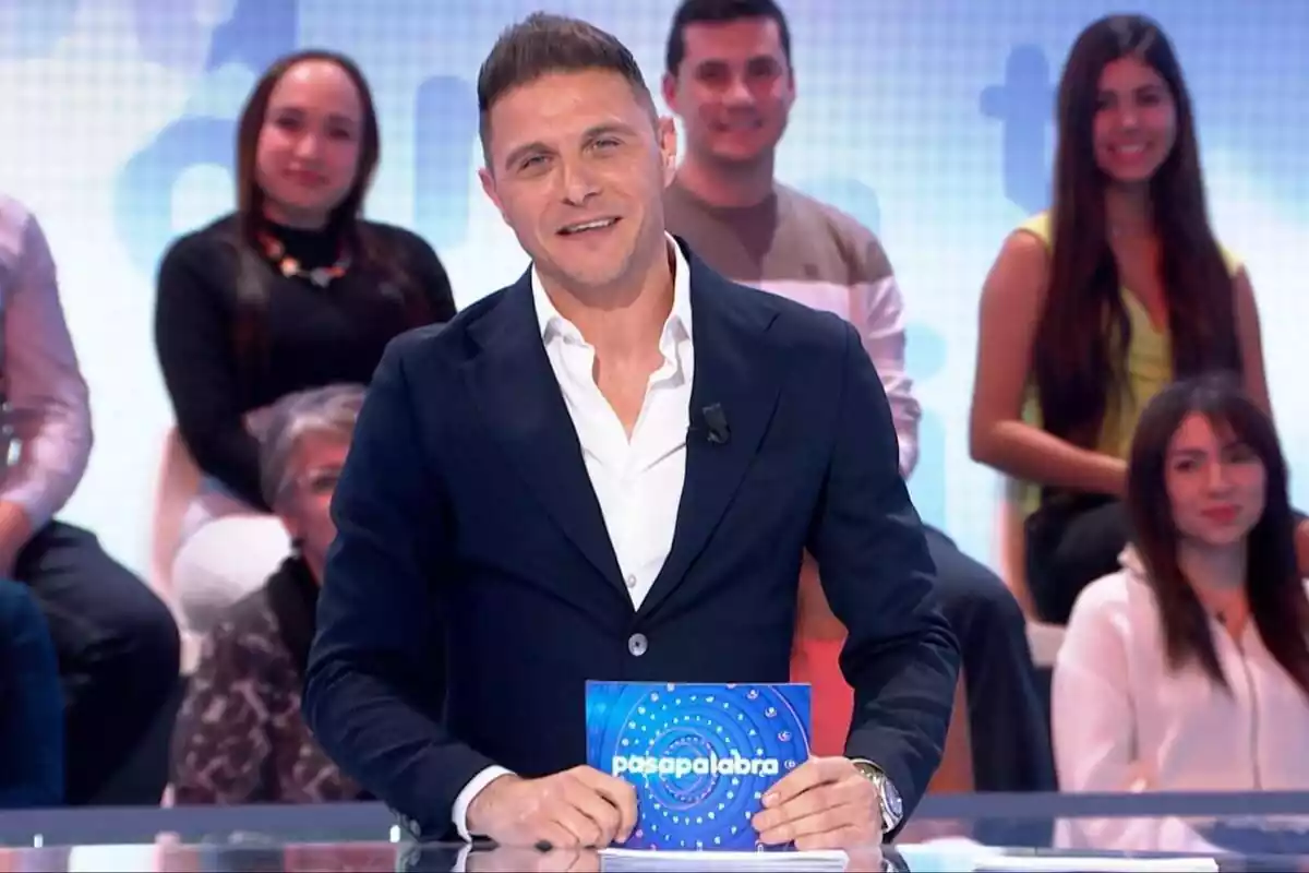 Joaquín Sánchez como presentador de Pasapalabra en El Novato Joaquín Sánchez como presentador de Pasapalabra en El Novato